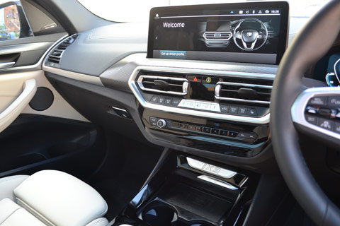  BMW iX3 M Sport Pro cluster